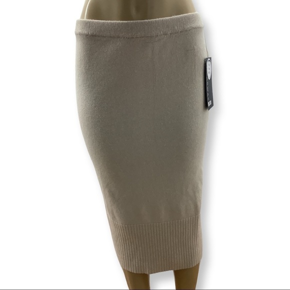 Broadway 38 Size Medium Shimmery Sweater Skirt With Elastic Waist. New With Tags - Picture 1 of 4